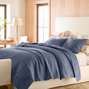 Garnet Hill Relaxed Linen Quilt and Shams in Washed Indigo (King/Cal King)